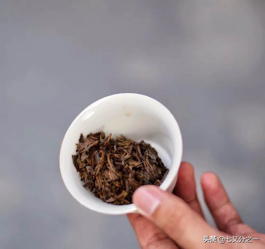 02年班章茶王孔雀A砖
规格：一件24包，一包4砖，