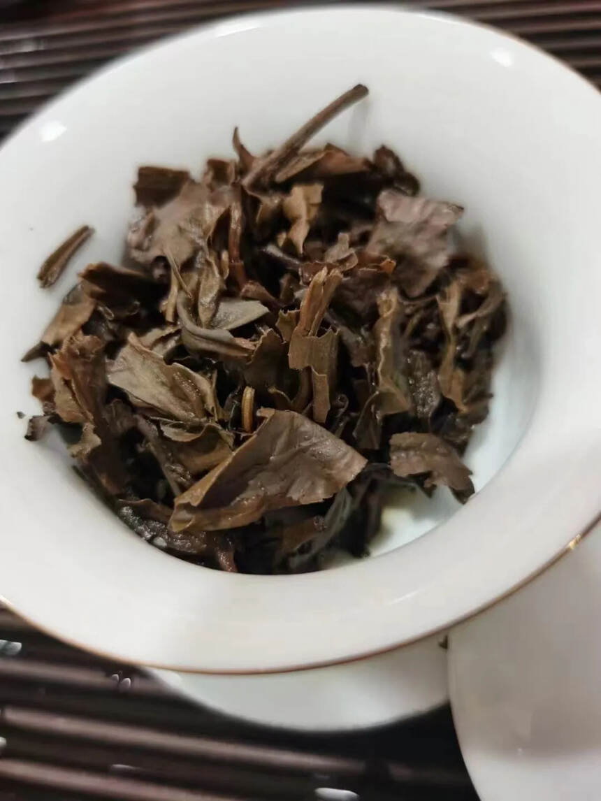 中国食品安全年会纪念茶
选自无量山茶区乔木大树茶青，