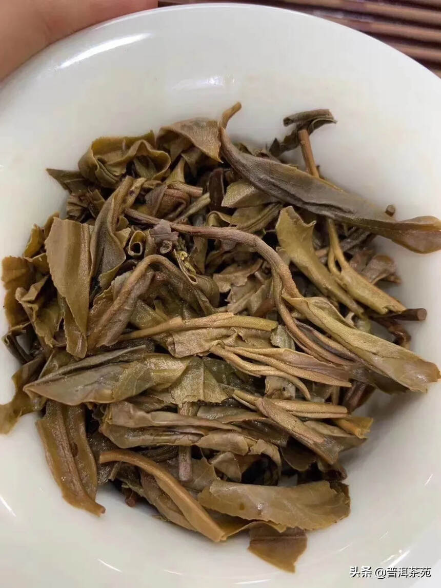 2010年易武麻黑古树茶，357克/片，7片/提。精