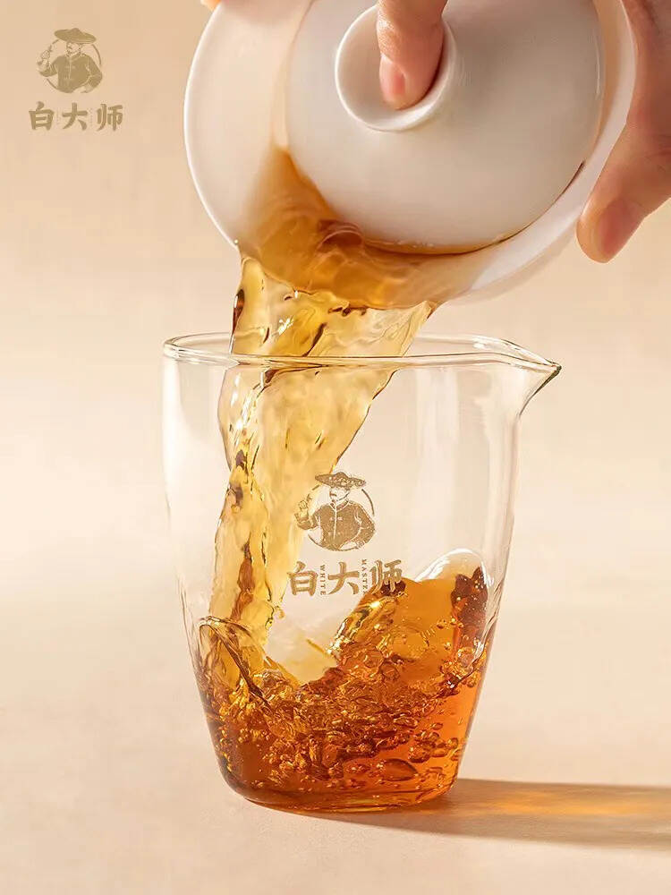 白大师 2015年寿眉礼盒

茶汤清澈透明，茶饼白毫