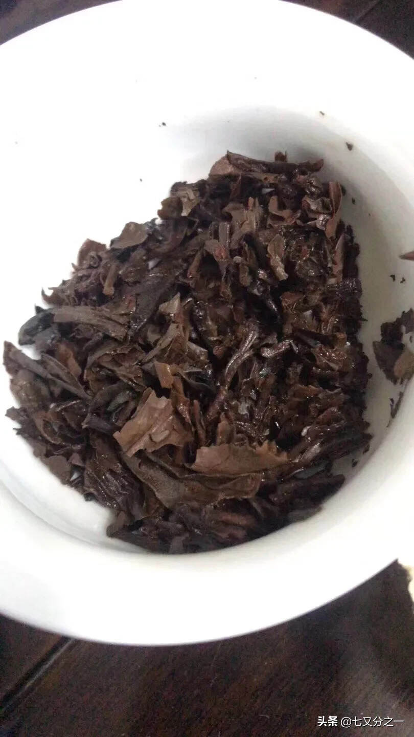 80年代末中茶红印8892旧青饼，昆明纯干仓，茶色褐