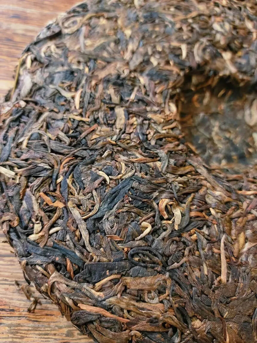 2005年福海茶厂
布朗山野生大树茶（生茶）
42饼