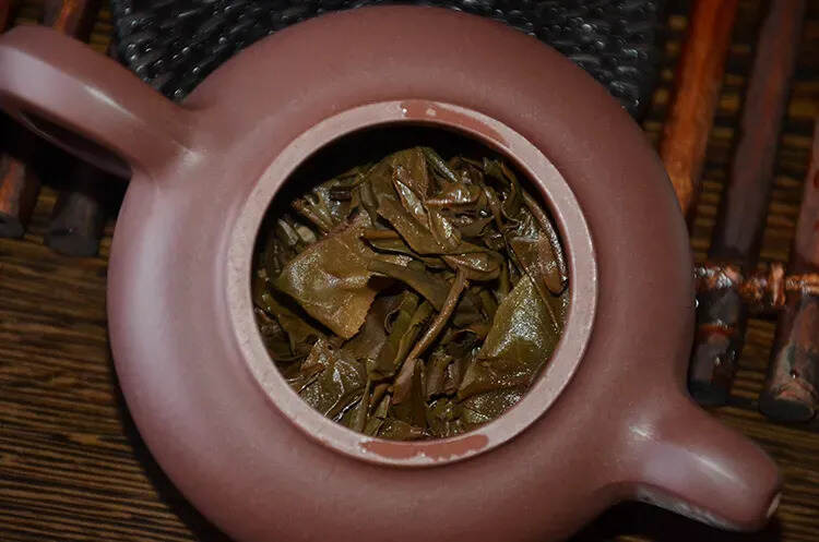 2003年班章有机女儿贡茶，班章明前春尖原料制作，茶