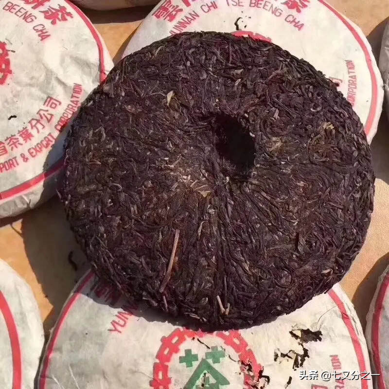 05年厚纸布朗绿印青饼
干仓，高烟香，饼面油亮，
茶