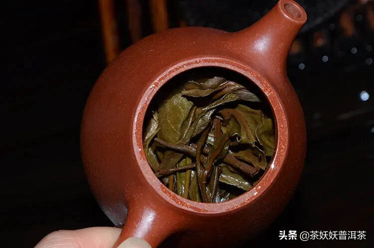 05年易武精品青饼，典型的高端易武茶，汤质饱满稠厚，