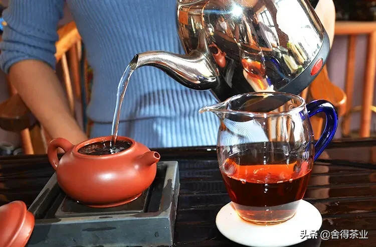九三年红汤老生茶，茶韵十足，香气高扬，茶汤红浓明亮，
