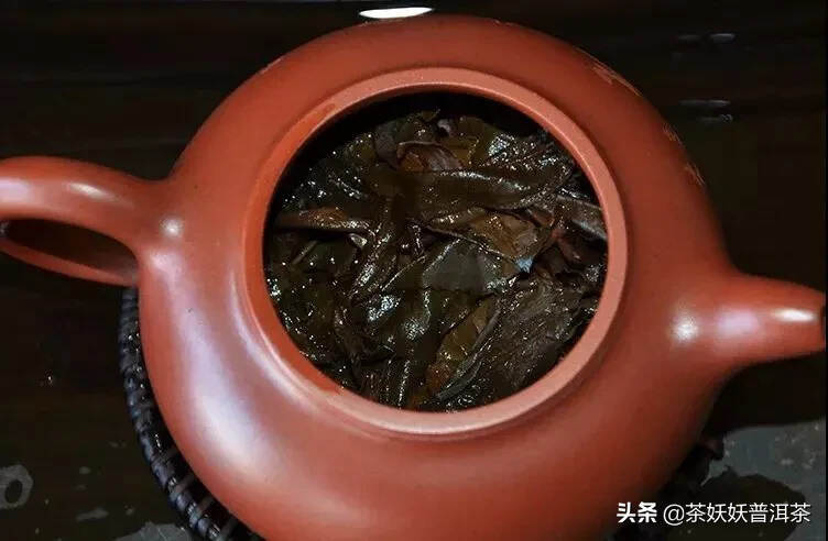 九三年省公司大口中雪印青饼，昆明存放，干仓老生茶！