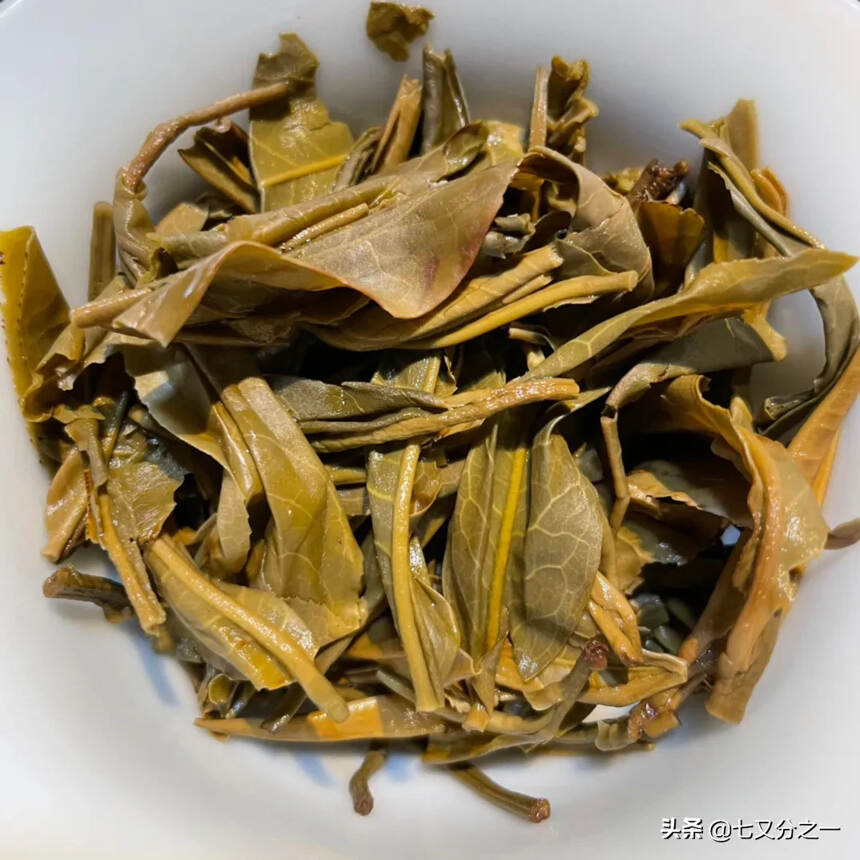 2015年磨烈大树茶3000克大饼
勐库茶区分为东半