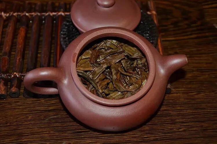 2000年勐海大叶青饼班章古茶，云南干仓储存近二十年