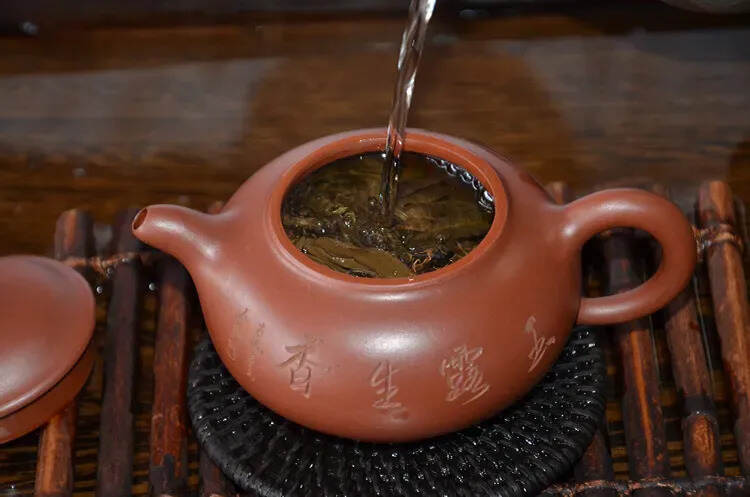 2004年布朗古树生态茶，精选勐海布朗山古树原料，口