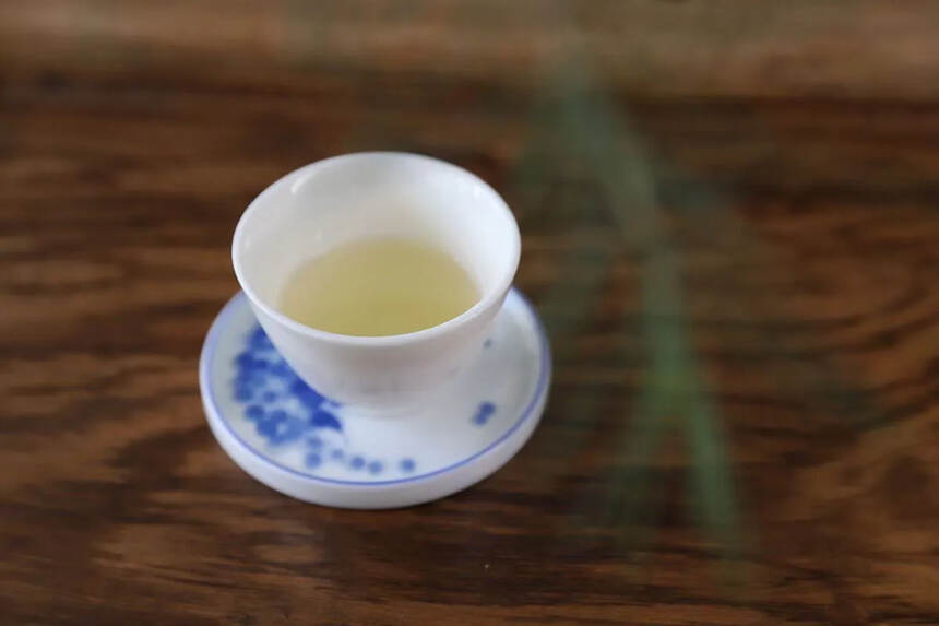 茶叶采摘时令：
茶的种类按季节有春、夏、秋茶之分。通