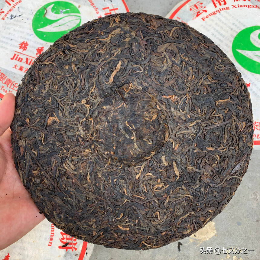 凤庆香竹箐茶厂出品。
03年锦绣春大叶古乔木茶，以前