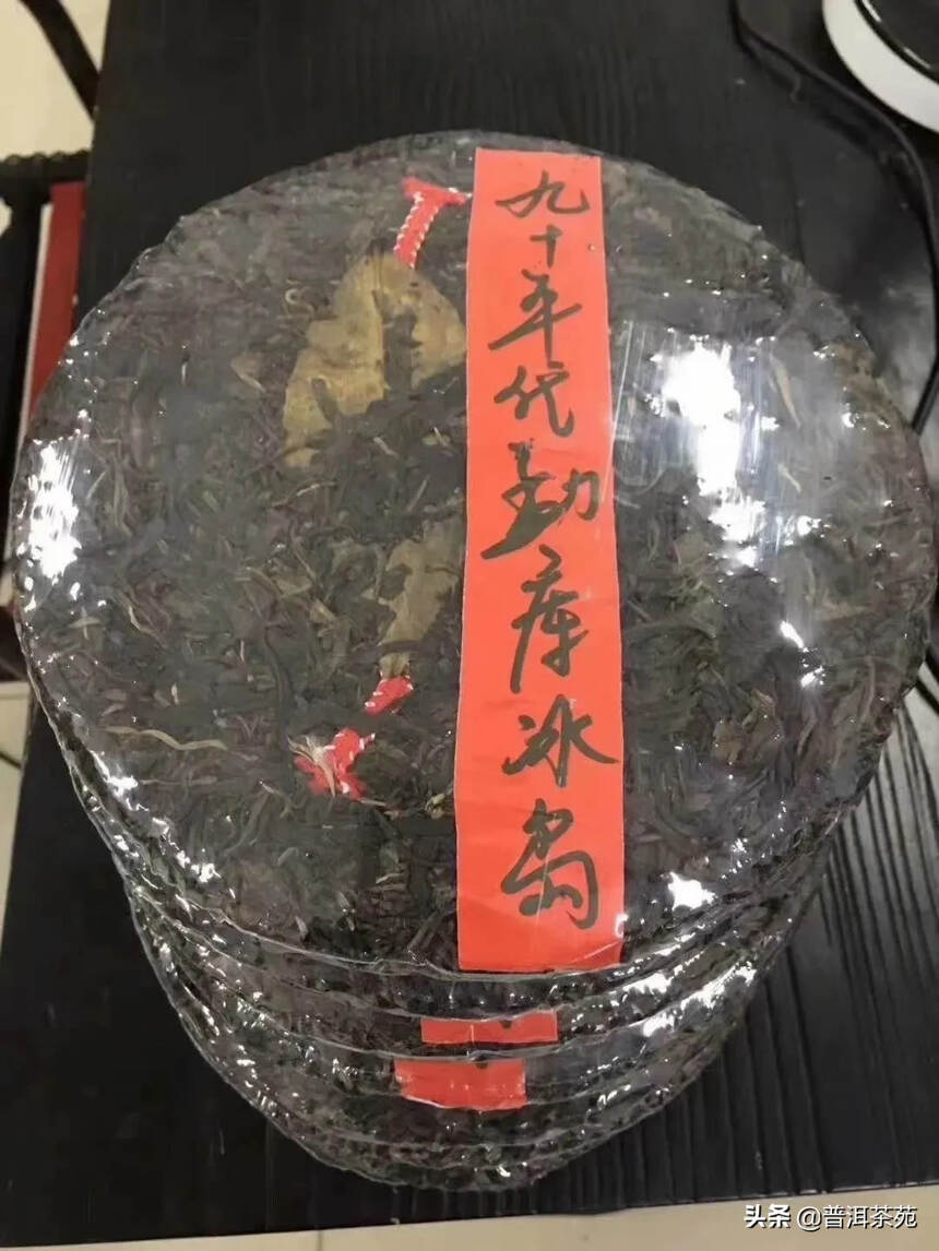 很多时候，刚刚从竹筐、竹壳中拆出来的老茶，往往味道沉