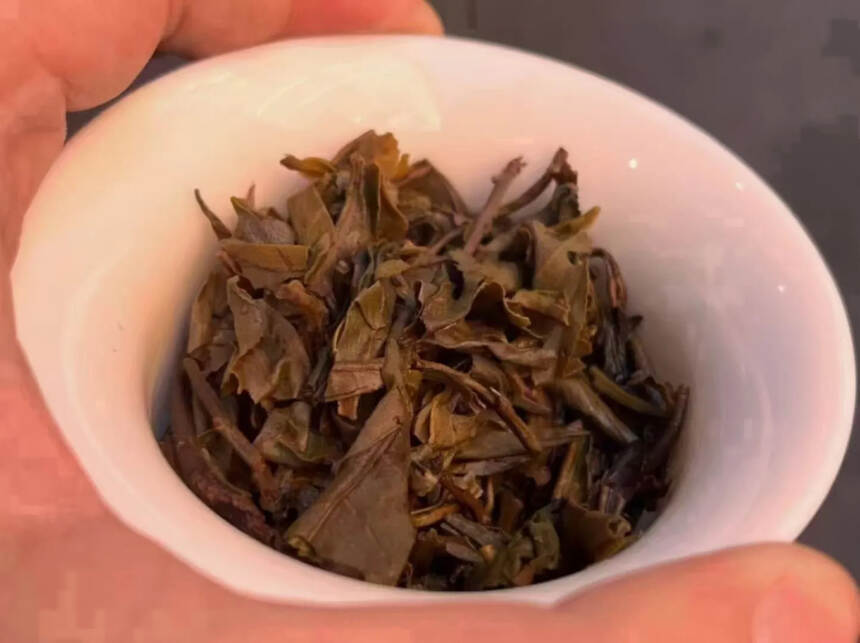 2004年珍藏茶王 400克/片 班章早春嫩芽压制，