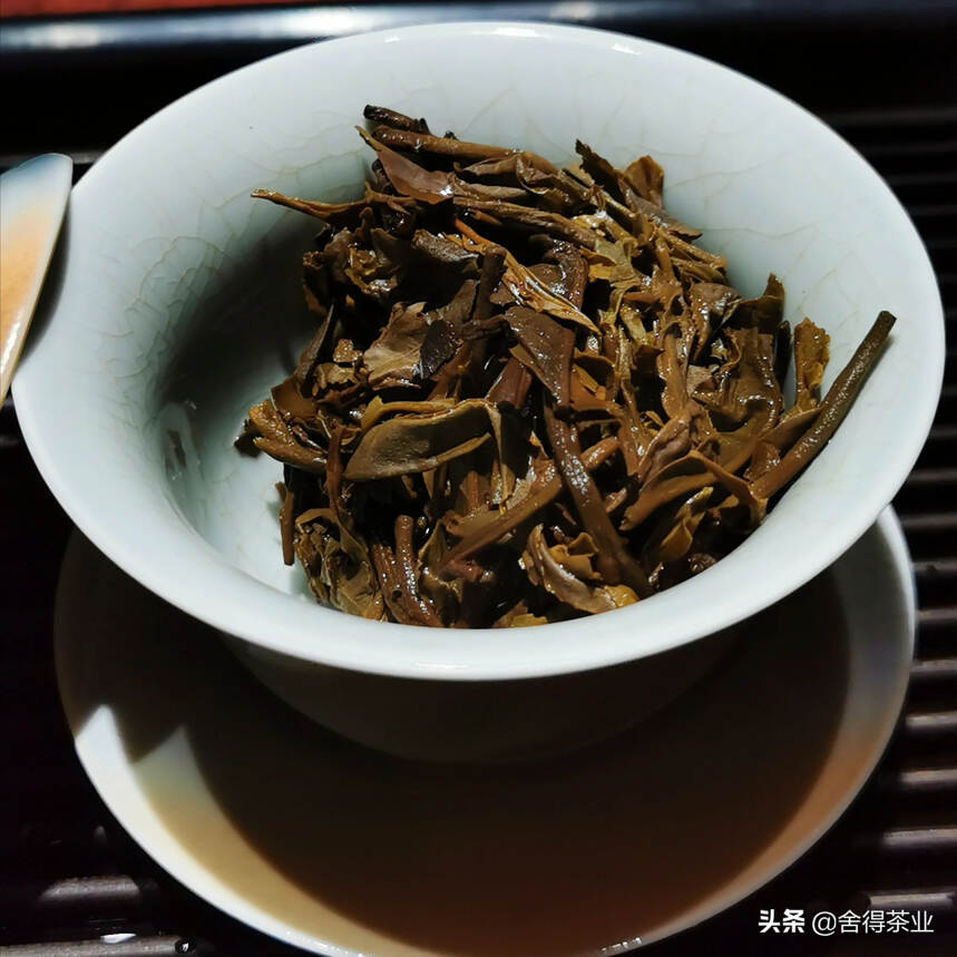 04年昔归大树茶，条索肥壮，芽头修长金黄，茶汤滋味浓