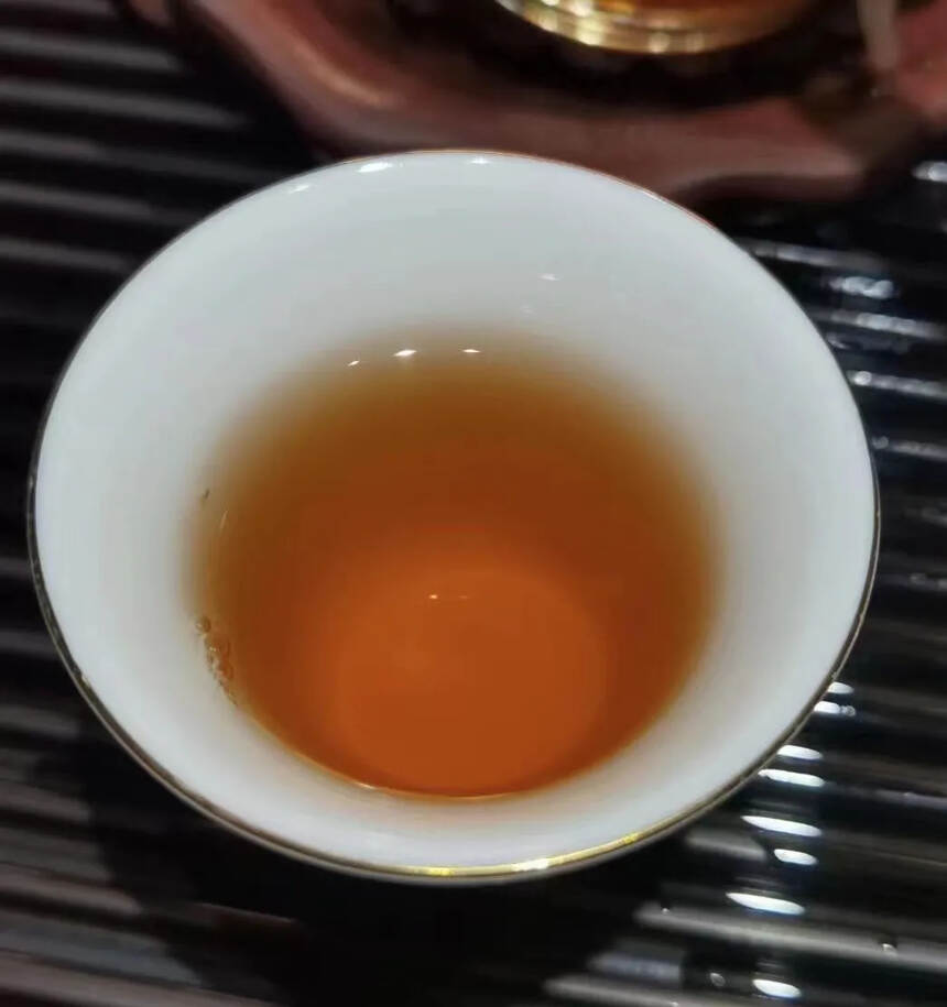 九八年中茶红印青饼，采用易武麻黑片区头春茶原料，茶气