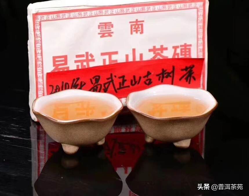 2010年易武茶砖，典型的易武茶，芽尖多。能闻见一股