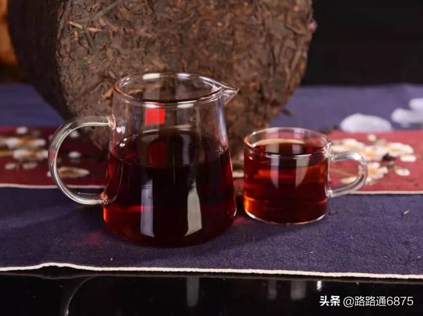 1997年香港回归纪念版，樟香味龙柱圆茶，2250克