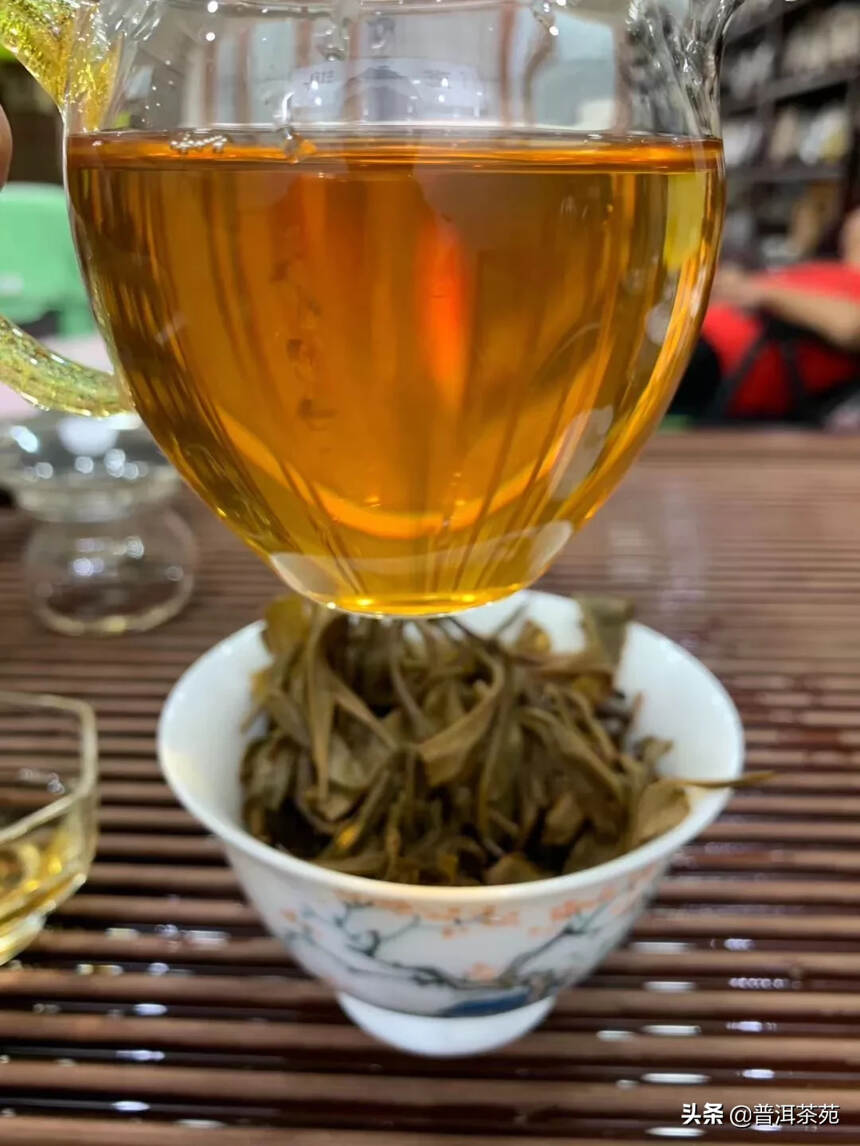 2006年攸乐山古树茶，其选料为古树茶，400克/片