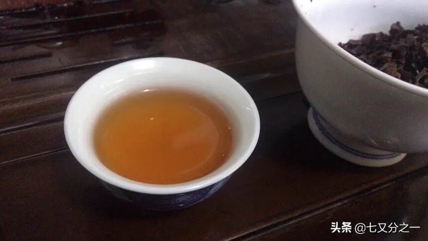 80年代末中茶红印8892旧青饼，昆明纯干仓，茶色褐