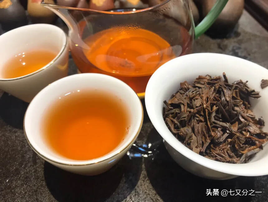 01年下关茶厂生茶，老味非常好，一件42饼，一提7饼