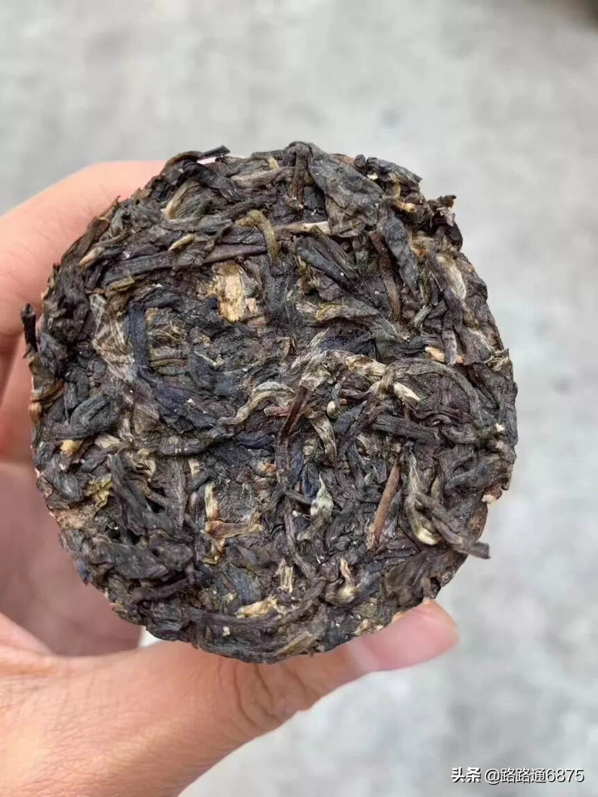 2018年班章古树竹筒茶生茶，净含量300克/根。这