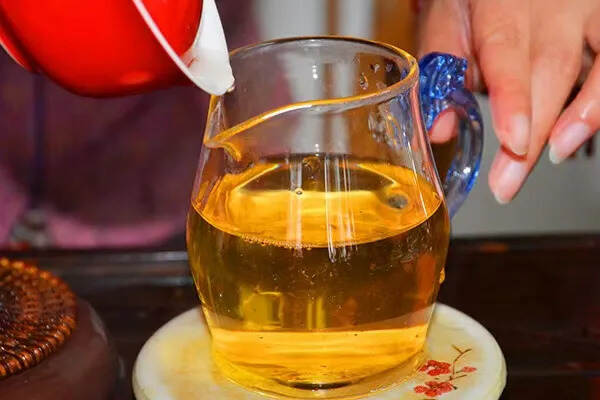 2004年易武正山纯料古树茶，传统工艺压制，一直存于