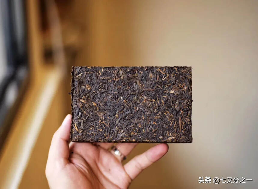 02年班章茶王孔雀A砖
规格：一件24包，一包4砖，