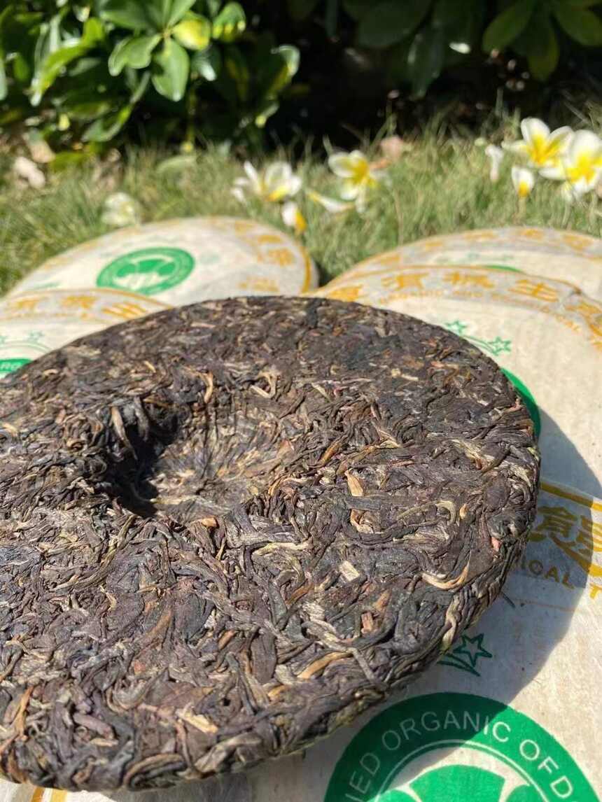 2003年班章·有机生态茶四星白菜饼,茶饼外形圆整，