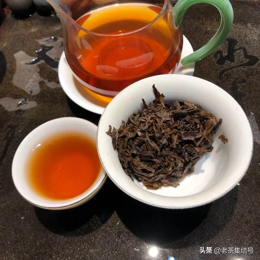 干仓大红印铁饼
茶味浓郁 回甘持久