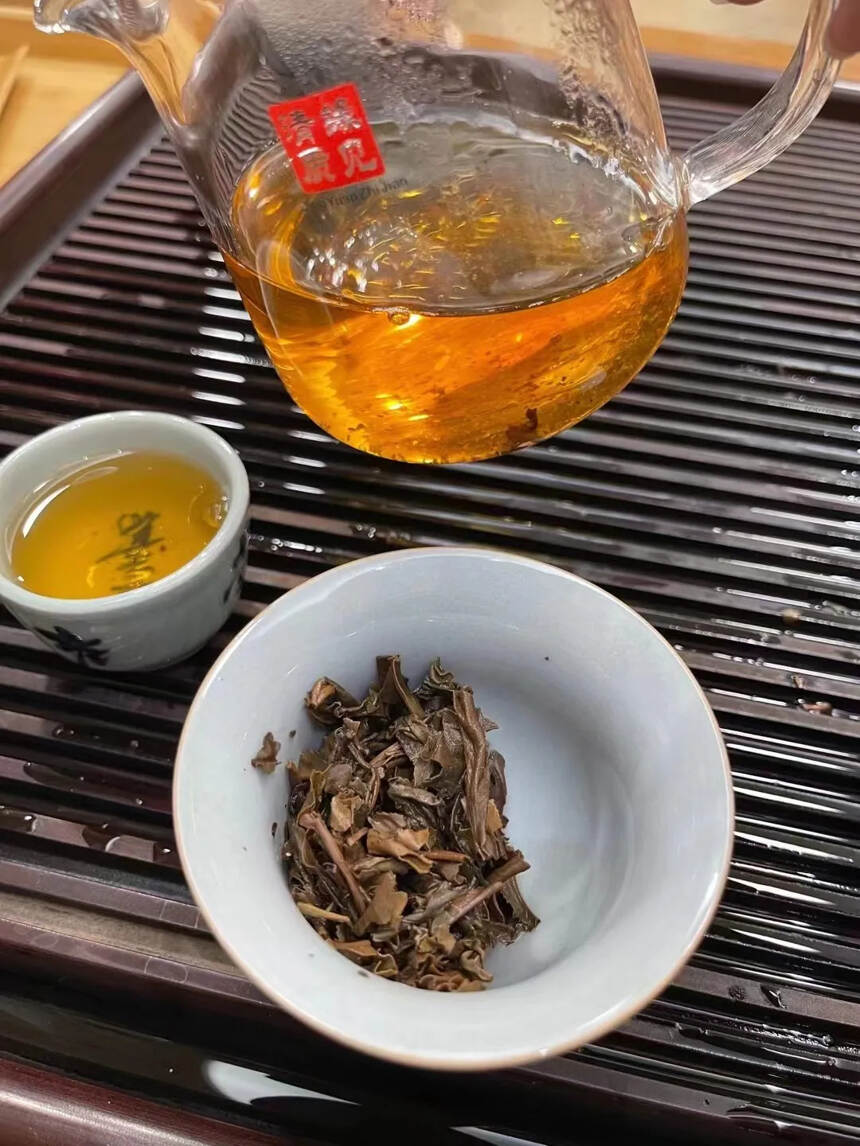 03年同庆号七子饼。药香味明显，品质优良，茶底选料上