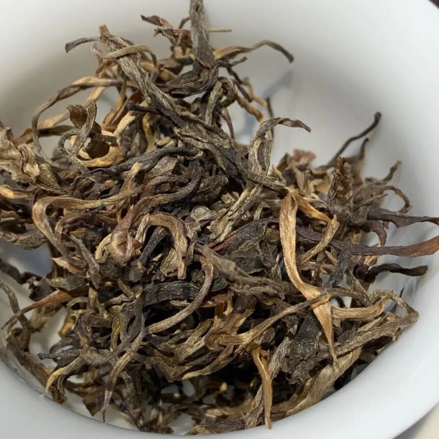 2015年老曼峨大树茶散茶，有一筐20公斤左右！全买