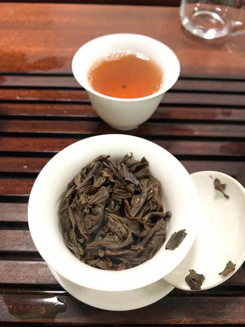 无纸青砖 金丝带
生普洱茶 纯布料
茶香四溢 茶味足