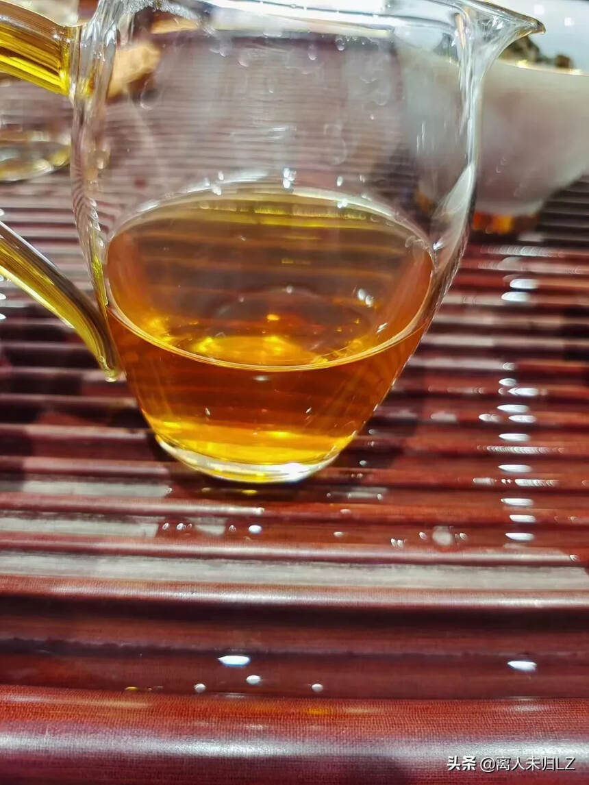 2000年销台六号班章357克，茶饼形圆正大方，干茶