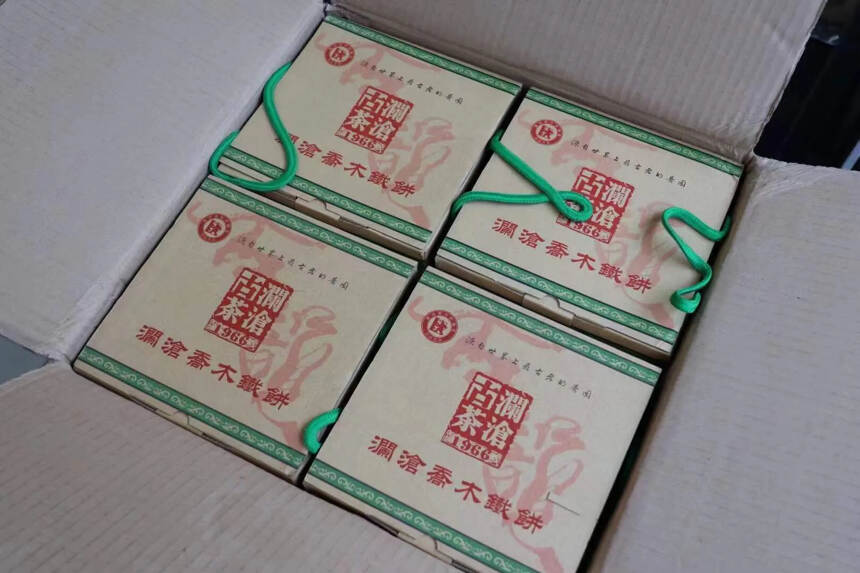 2012年澜沧古茶 乔木铁饼生茶， 散片400克/片