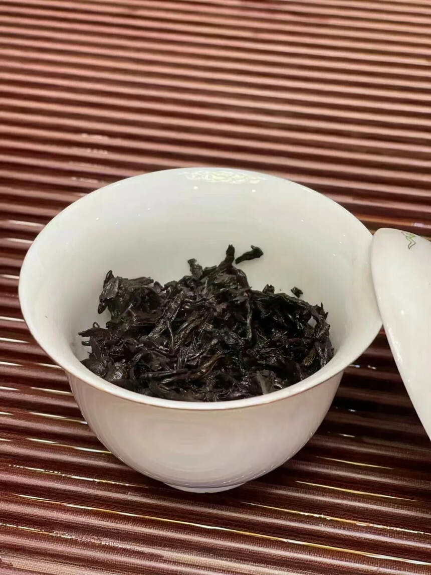 六十年代 散陈年熟茶 色泽呈红褐色，茶汤呈琥珀红。