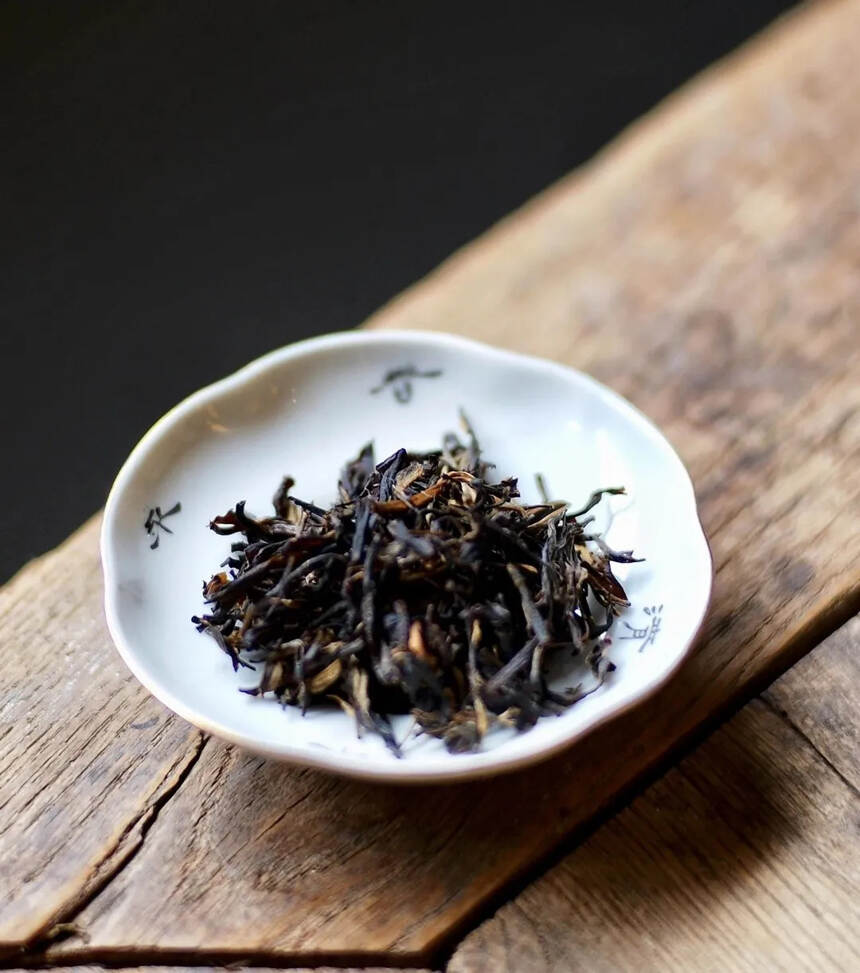 06年班章野生茶砖生茶
点赞评论送茶样。#普洱茶#