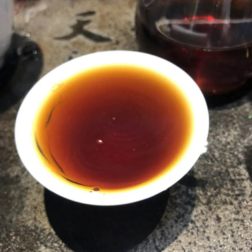 2005年春海茶砖
纯料1000克古树茶砖
市场已经