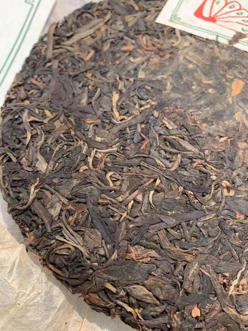 04年布朗山绿色食品限量版
一件42饼 竹篮装 茶味