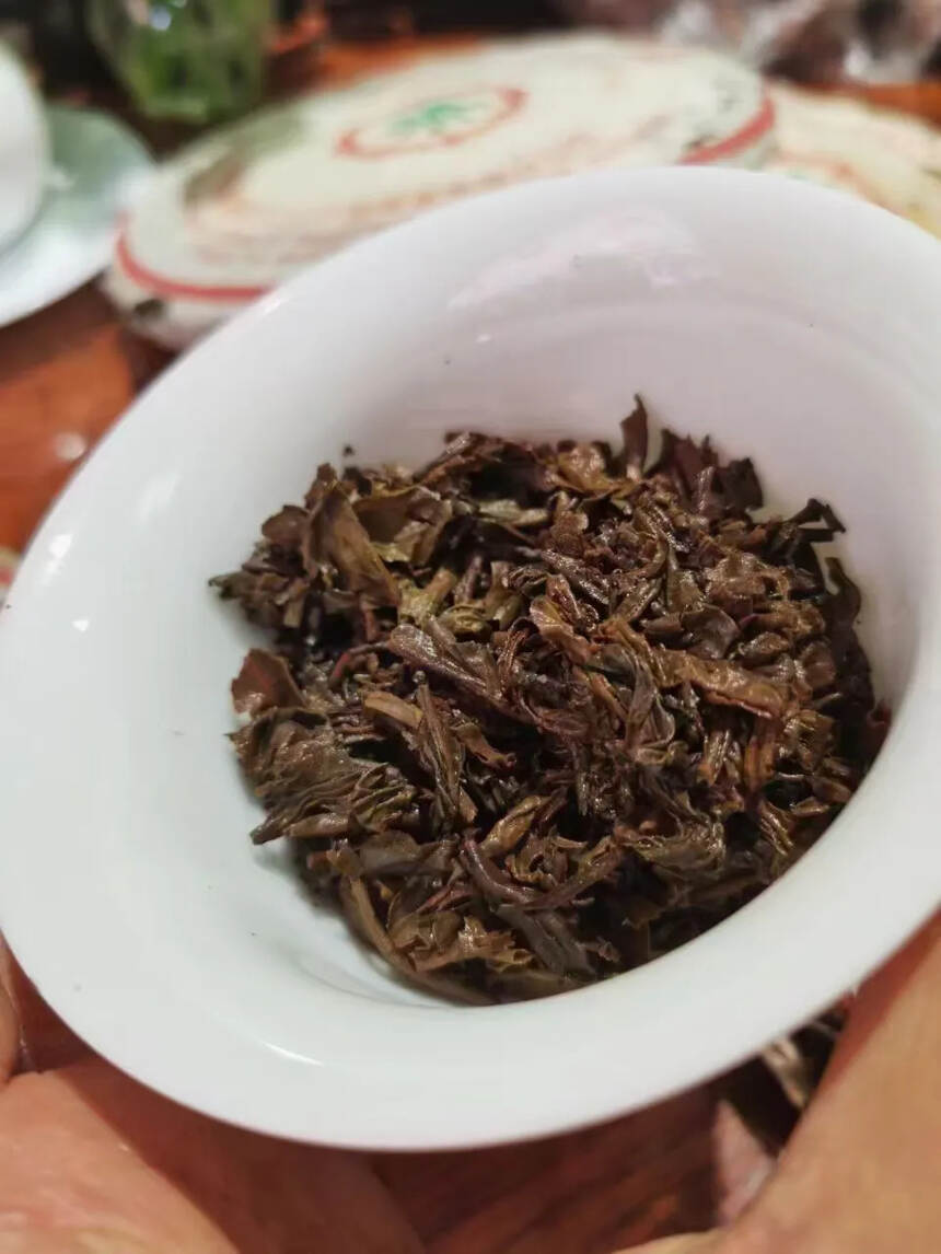 02年中茶绿印青饼
昆明纯干仓老生茶
汤色微红金黄透