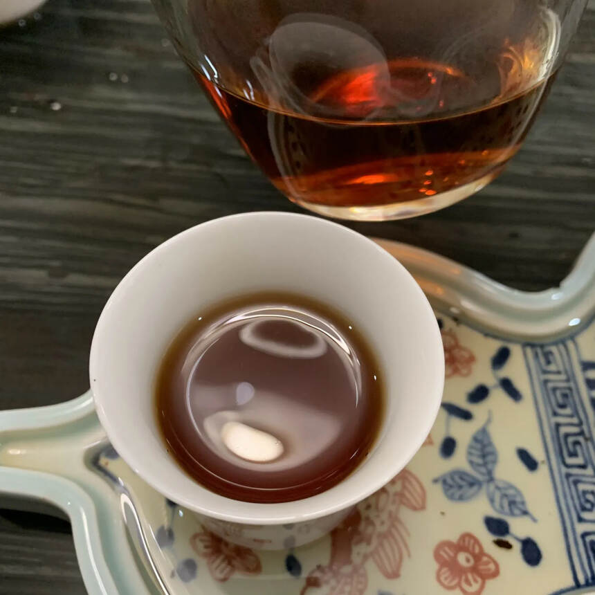 01年勐海茶厂红八中熟茶，勐海料，饼型周正干铁，昆明