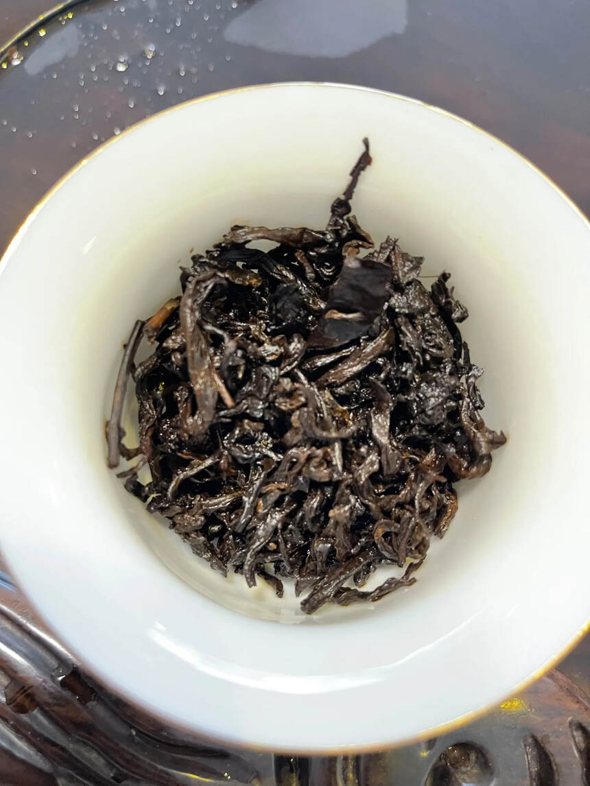 80年代老熟茶散茶，勐海古树料。焦糖香，糯感厚足，陈