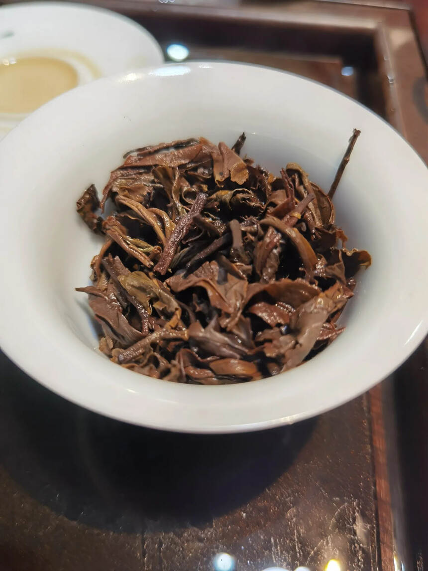 97年老班章结块散茶，编织袋装老生茶。一袋25公斤。