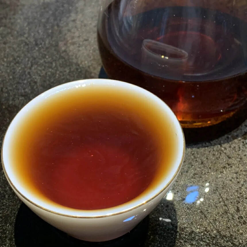 80年代中茶黄印老生茶
转化非常好，陈香味十足
口感
