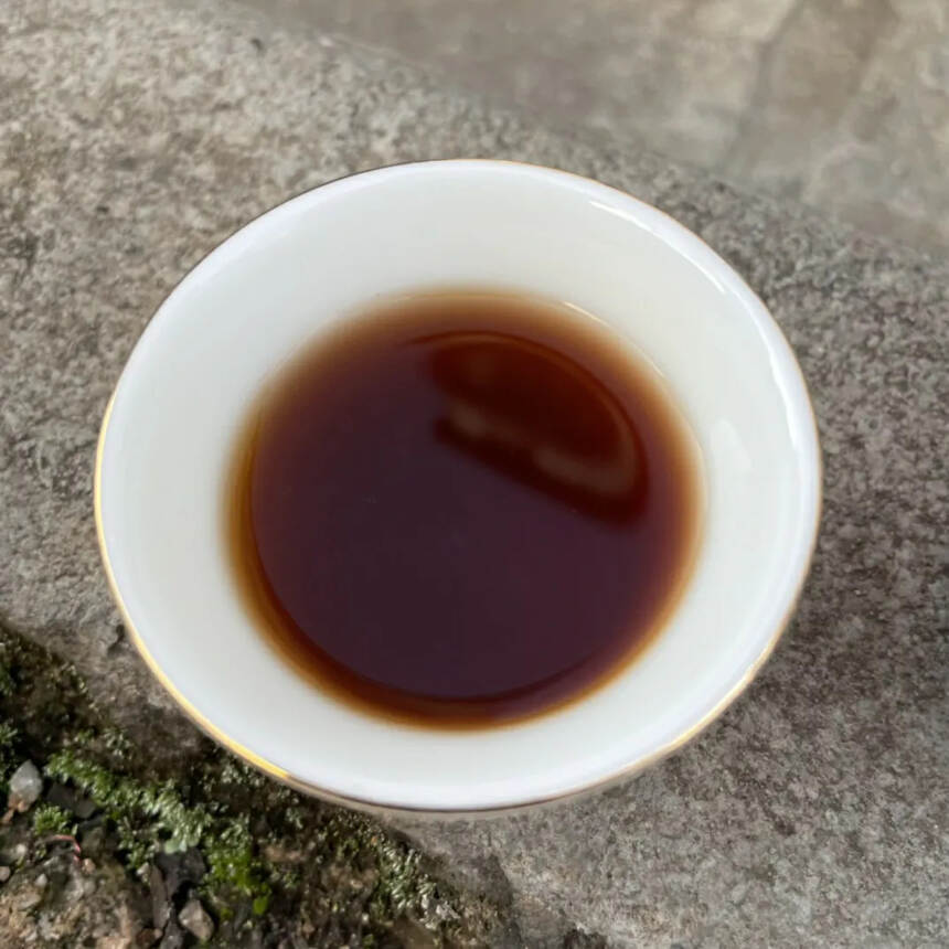 90年代茶字老熟茶沱
入口顺滑舒畅，回甘持久
陈香樟