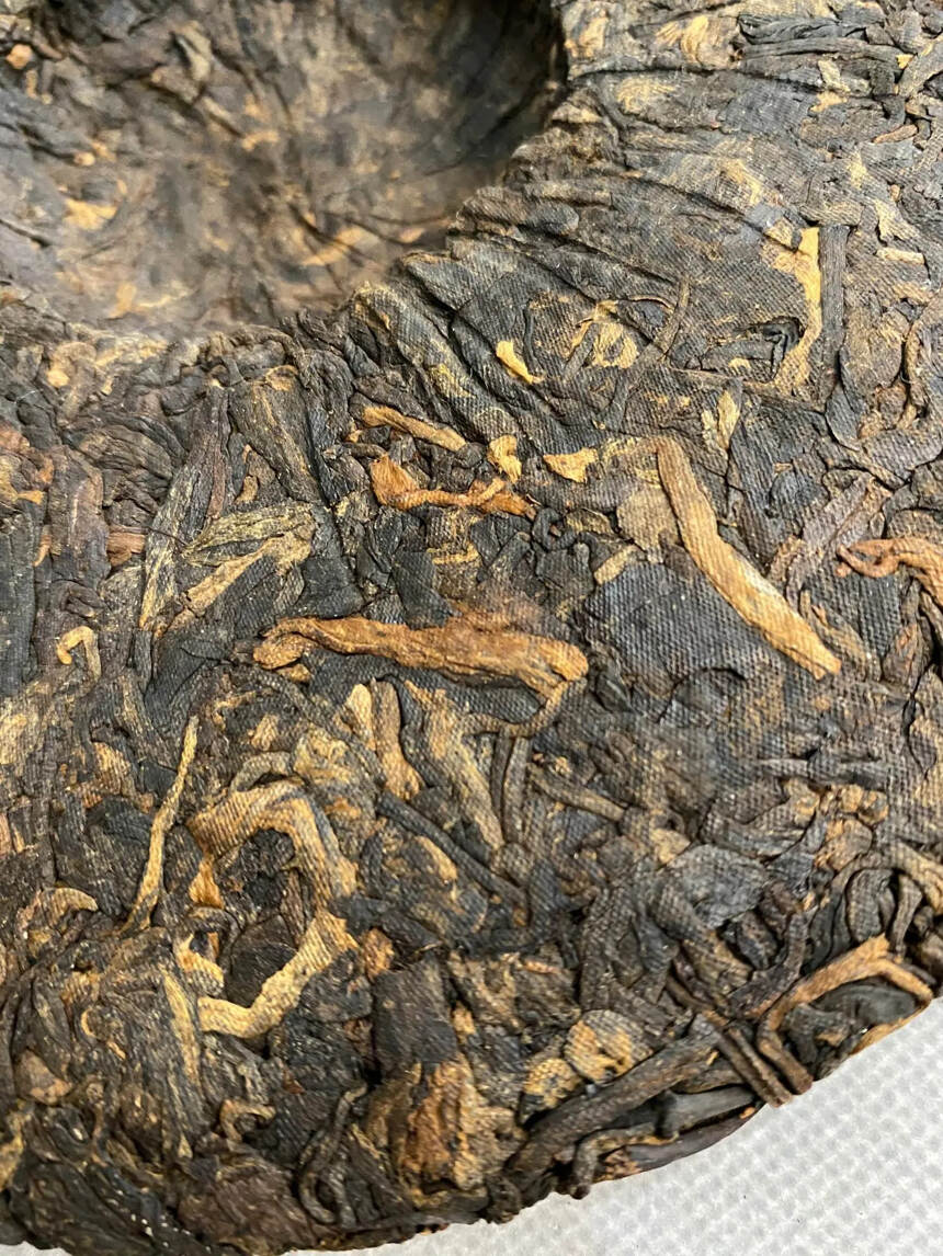 2010年班章古树茶饼熟茶，茶气足回甘