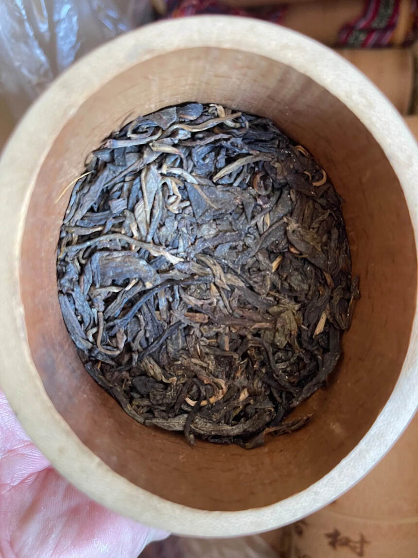 08年易武麻黑竹筒茶500克净重，蜜香浓郁。#普洱茶