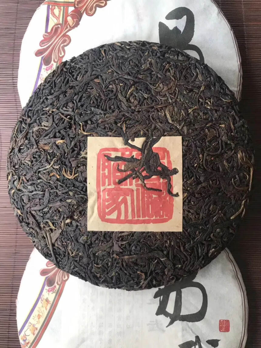 2013年易武古树晒红 压制的357克饼茶 。#普洱