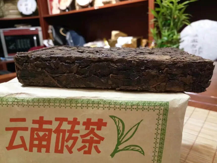 82年的老黄片砖 云南省 临沧地区茶科所制 紧压的一