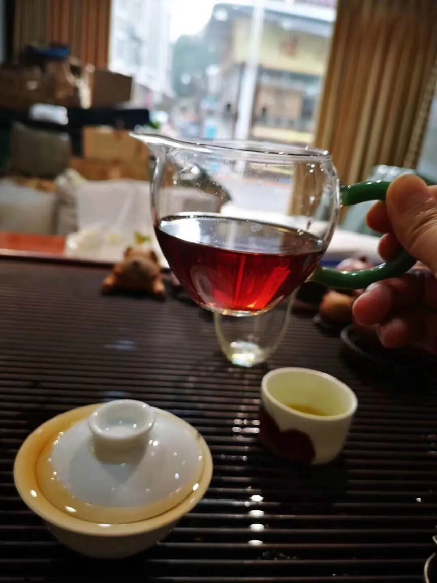 93年格纹纸大黄印生茶，汤色酒红。#普洱茶# #普洱